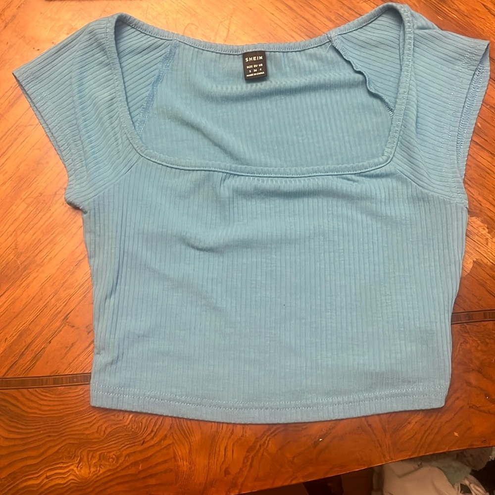 Blue cropped tee